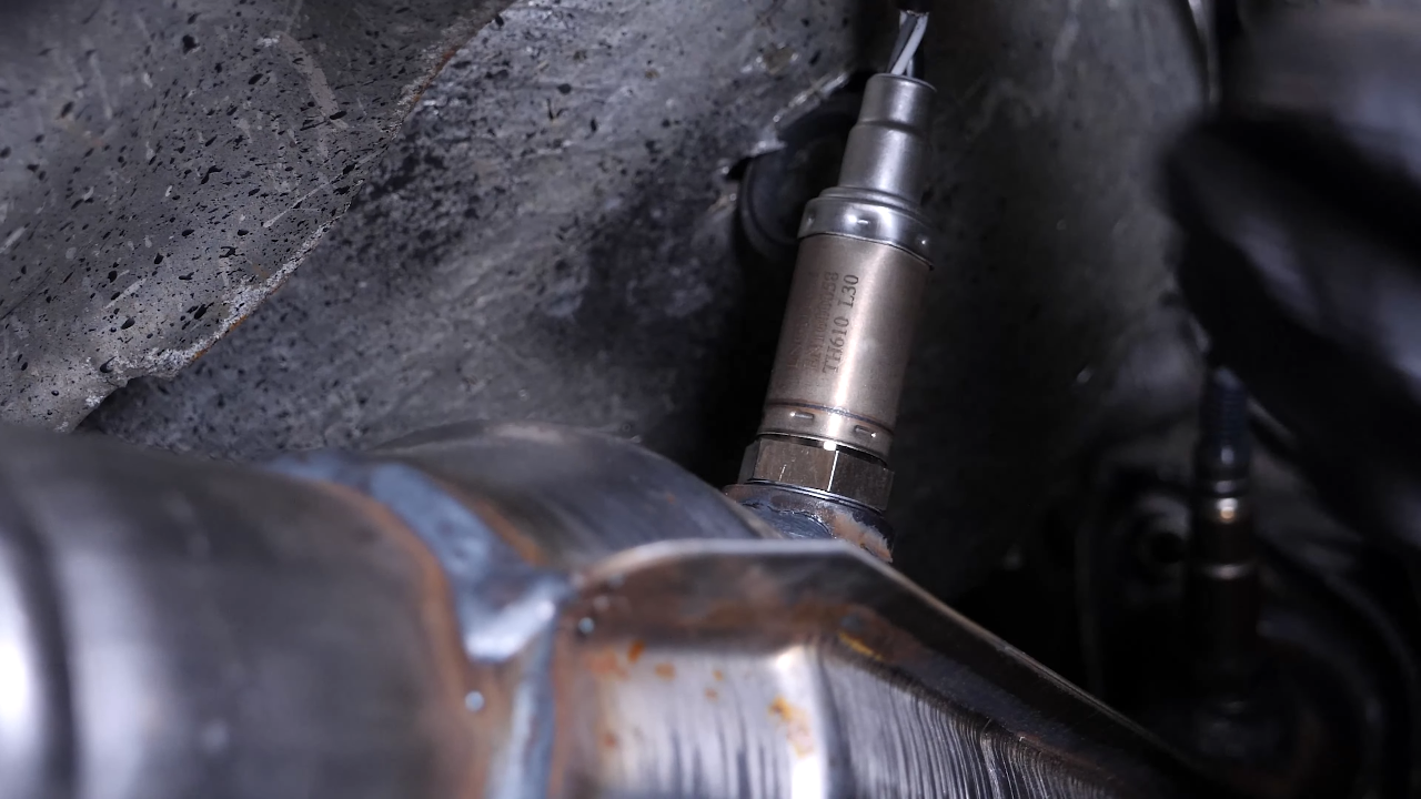 Screw the oxygen sensor back + tightening torques