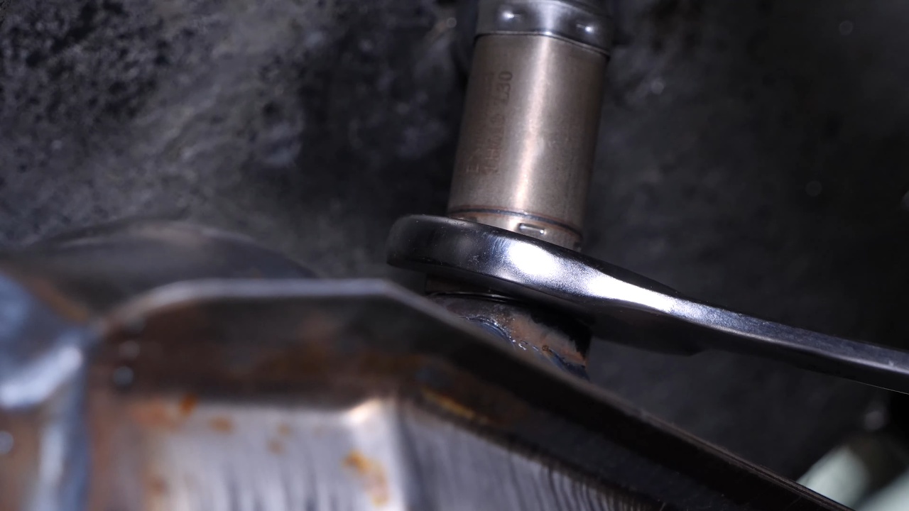 Screw the oxygen sensor back + tightening torques