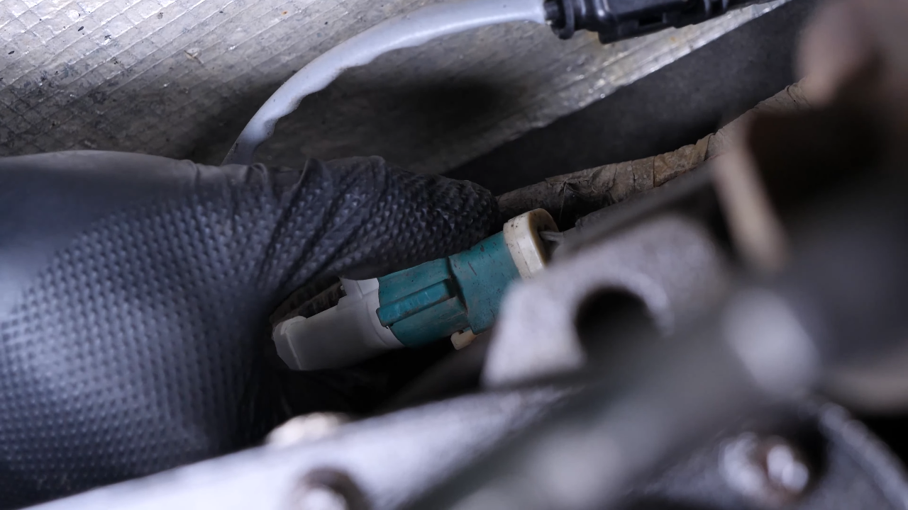 Screw the oxygen sensor back + tightening torques