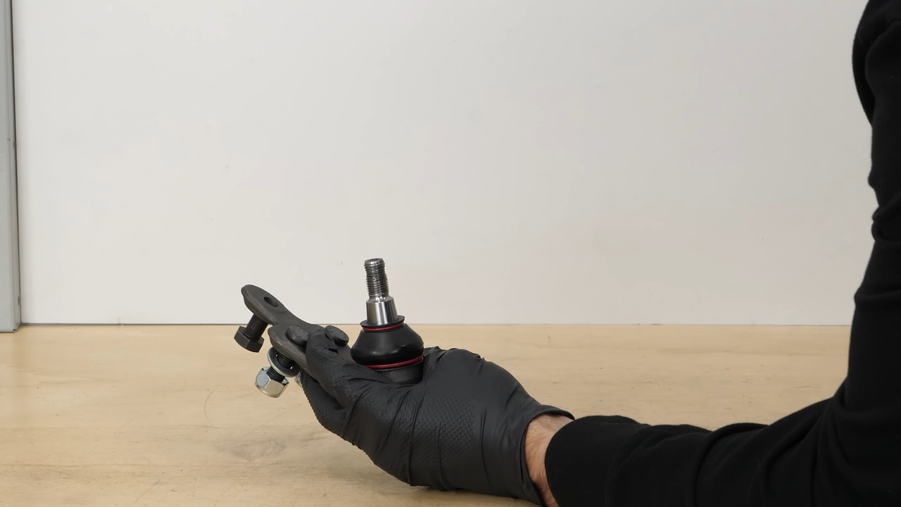 Put the ball joint back
