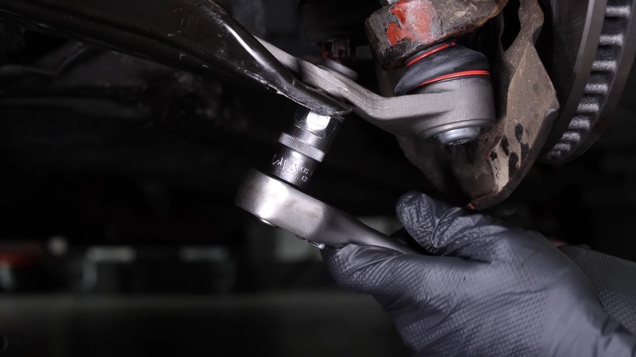 Put the ball joint back