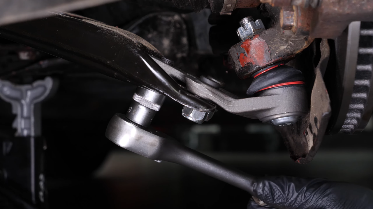 Put the ball joint back