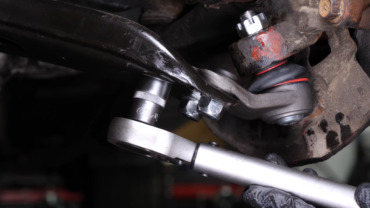 Put the ball joint back