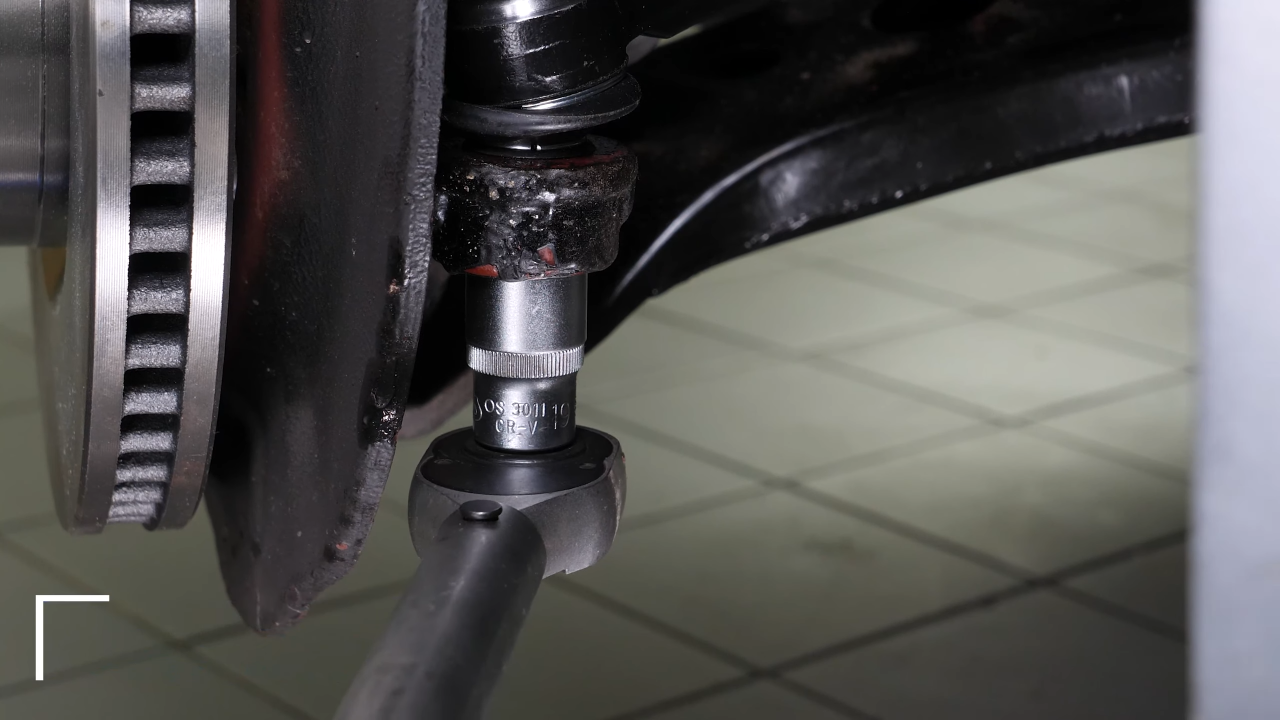 Install the outer tie rod holding nut
