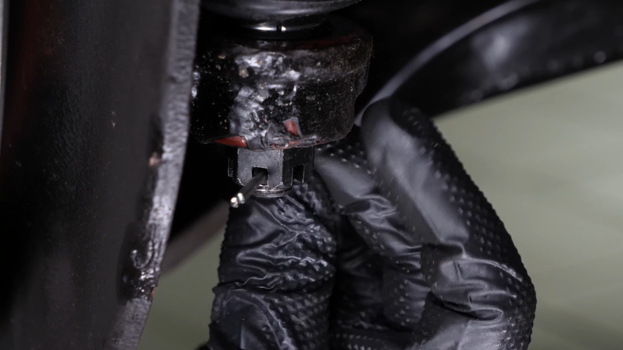 Finalise the tightening of the locknut