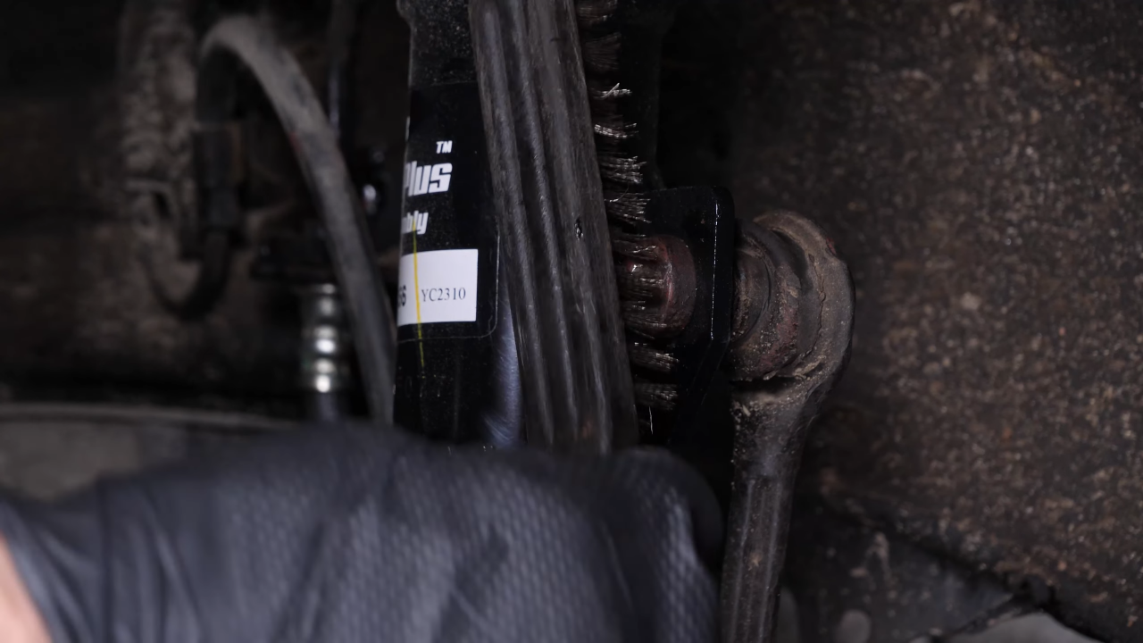 Unscrew the upper ball joint