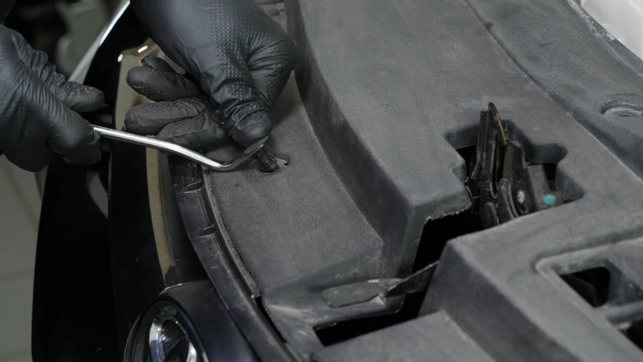 Remove the airbox-expansion tank assembly