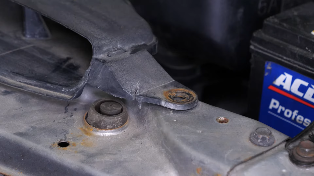Remove the airbox-expansion tank assembly
