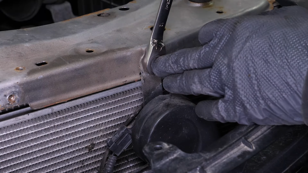 Remove the upper tie bar 