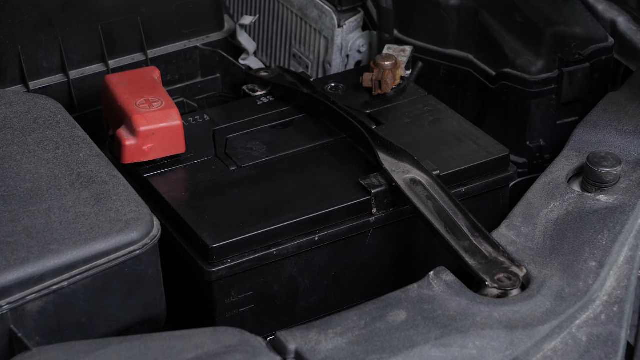 Put the battery fastening bar in place