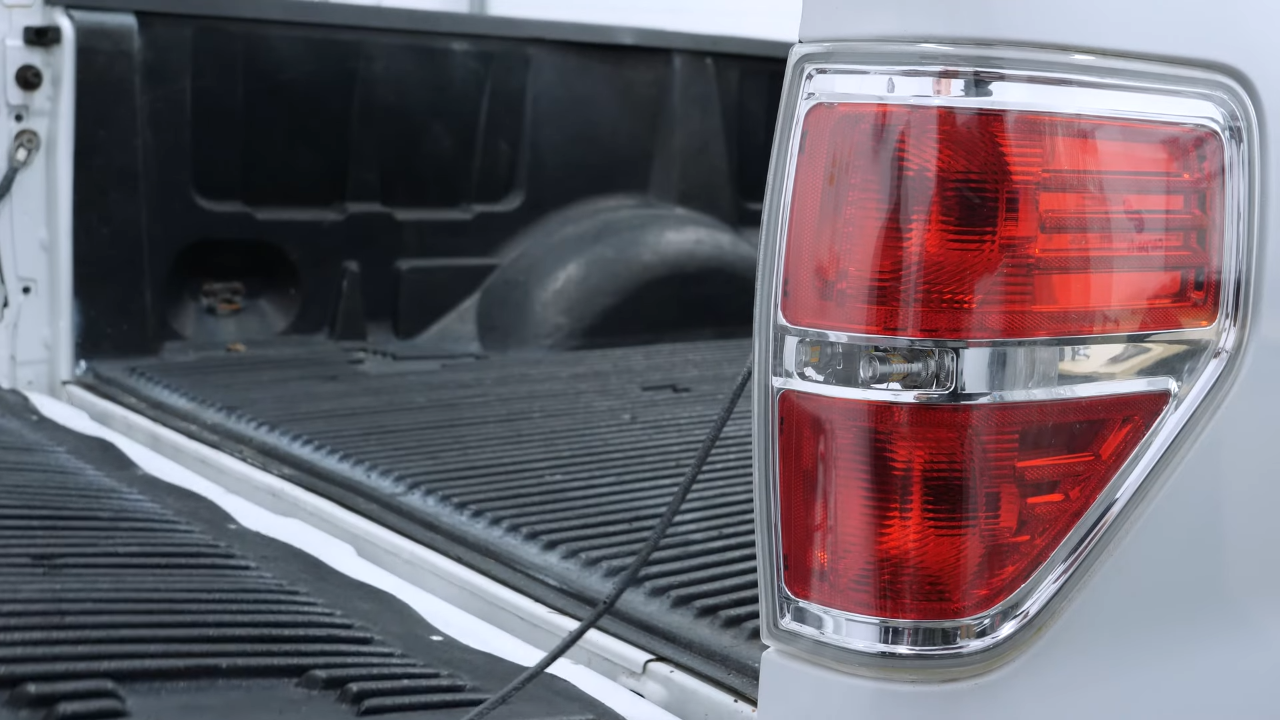 Access to the tail lights