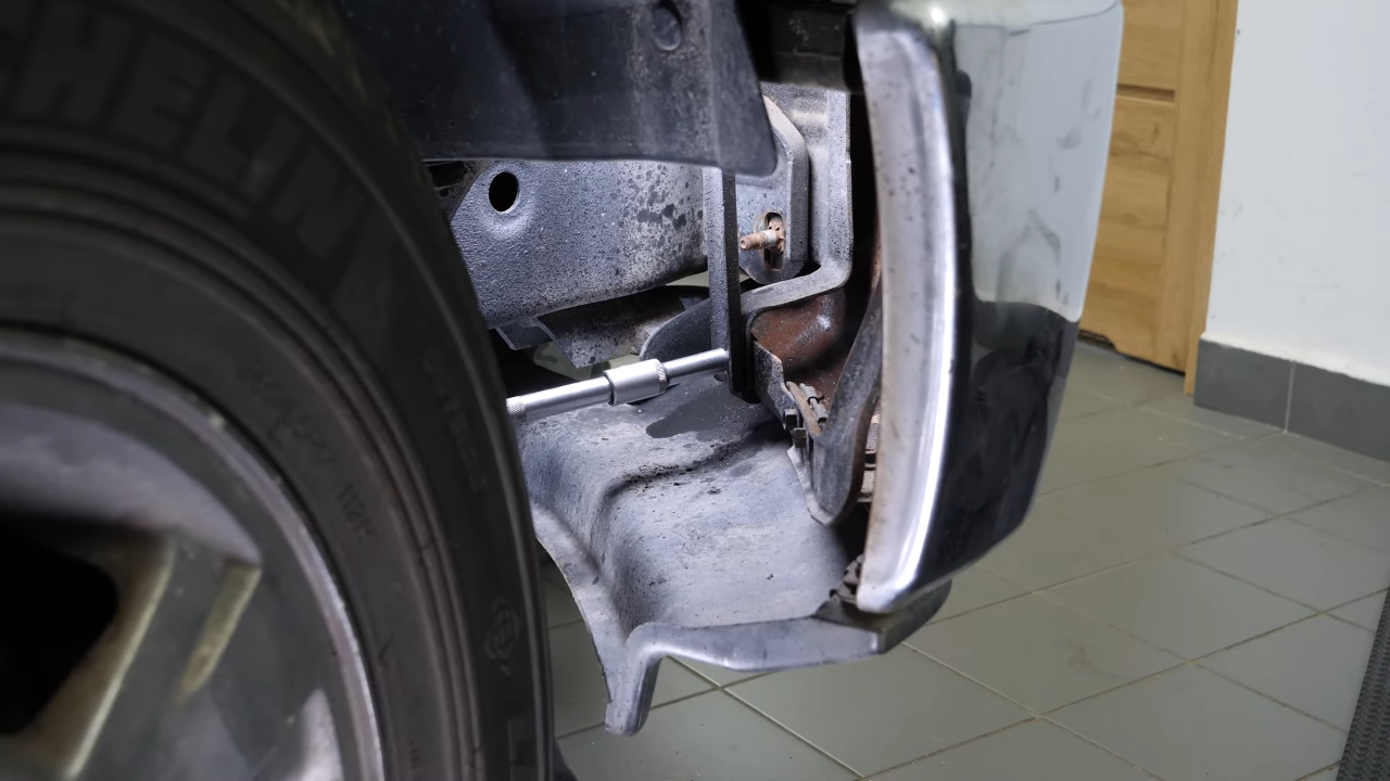 Unscrew the bottom screws from the wheel arch