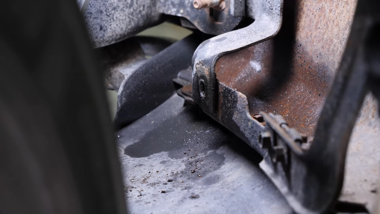 Unscrew the bottom screws from the wheel arch