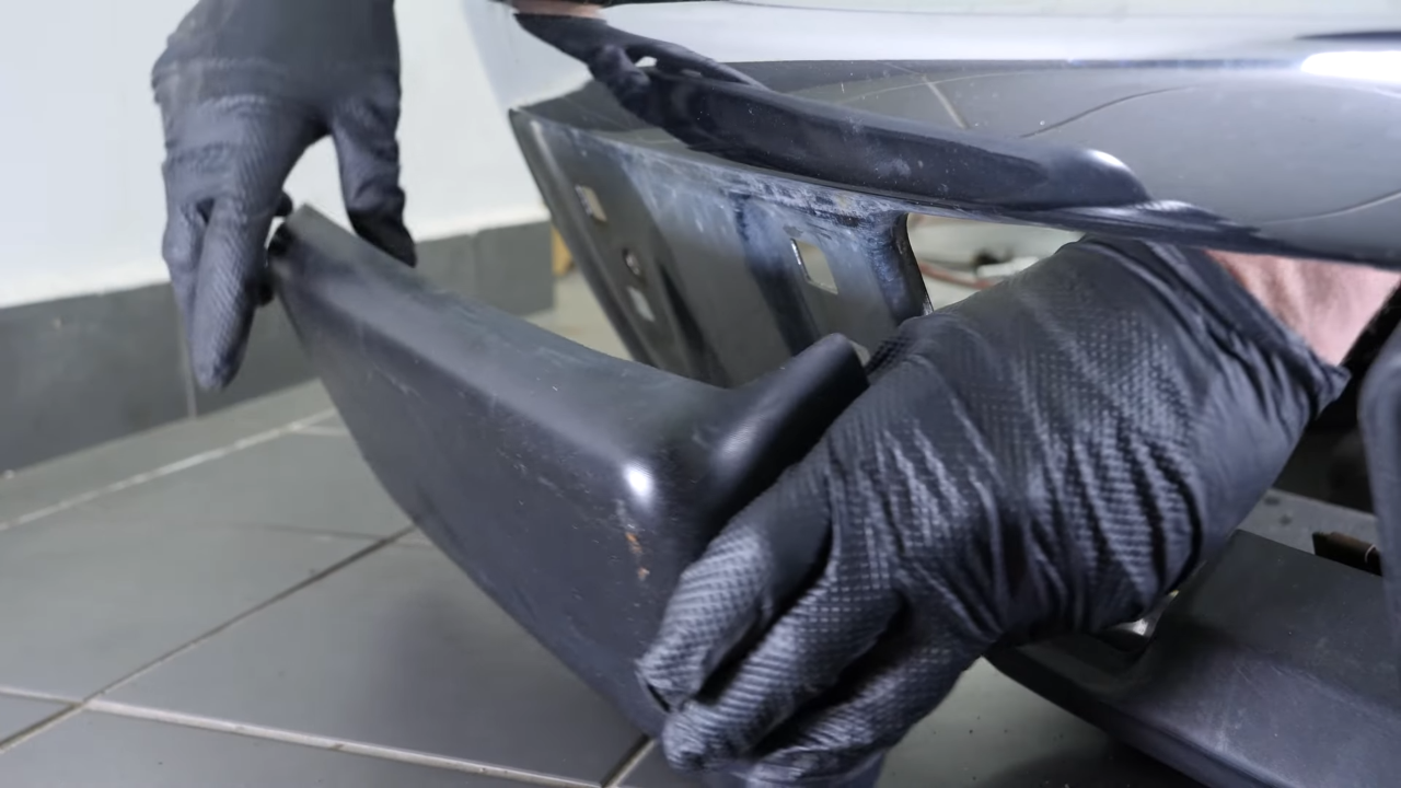 Remove the plastic protections + licence plate holder + lower cover valance