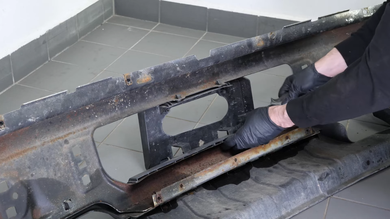 Remove the plastic protections + licence plate holder + lower cover valance