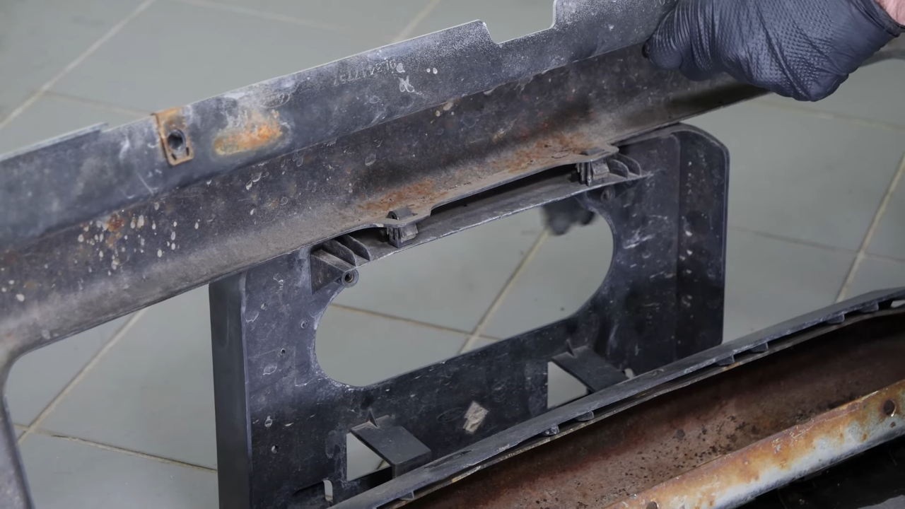 Remove the plastic protections + licence plate holder + lower cover valance