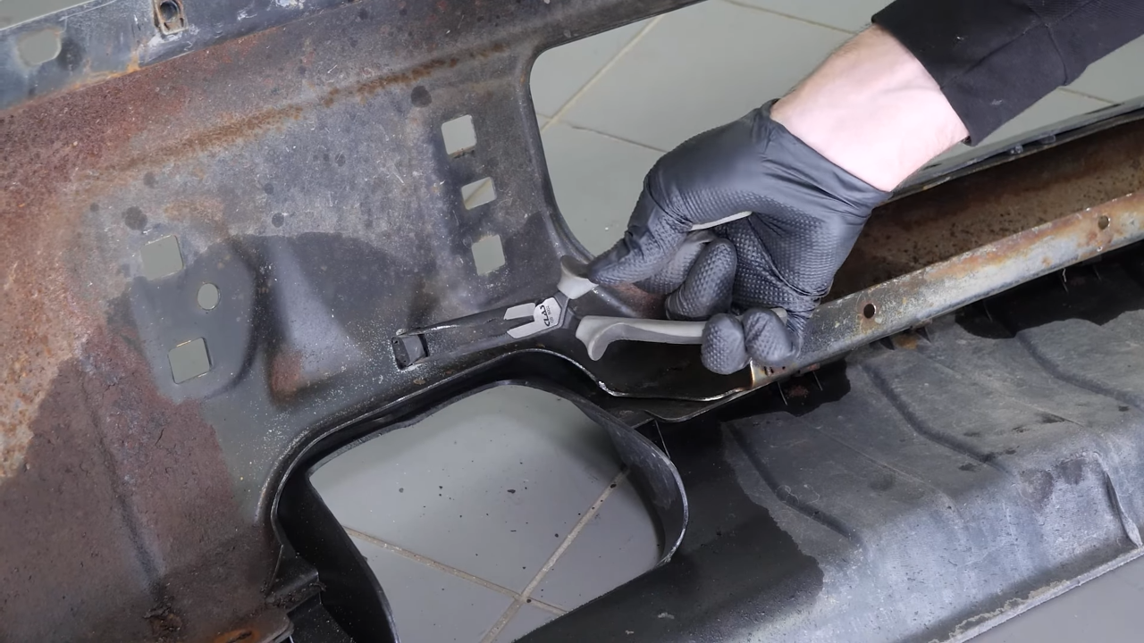 Remove the plastic protections + licence plate holder + lower cover valance