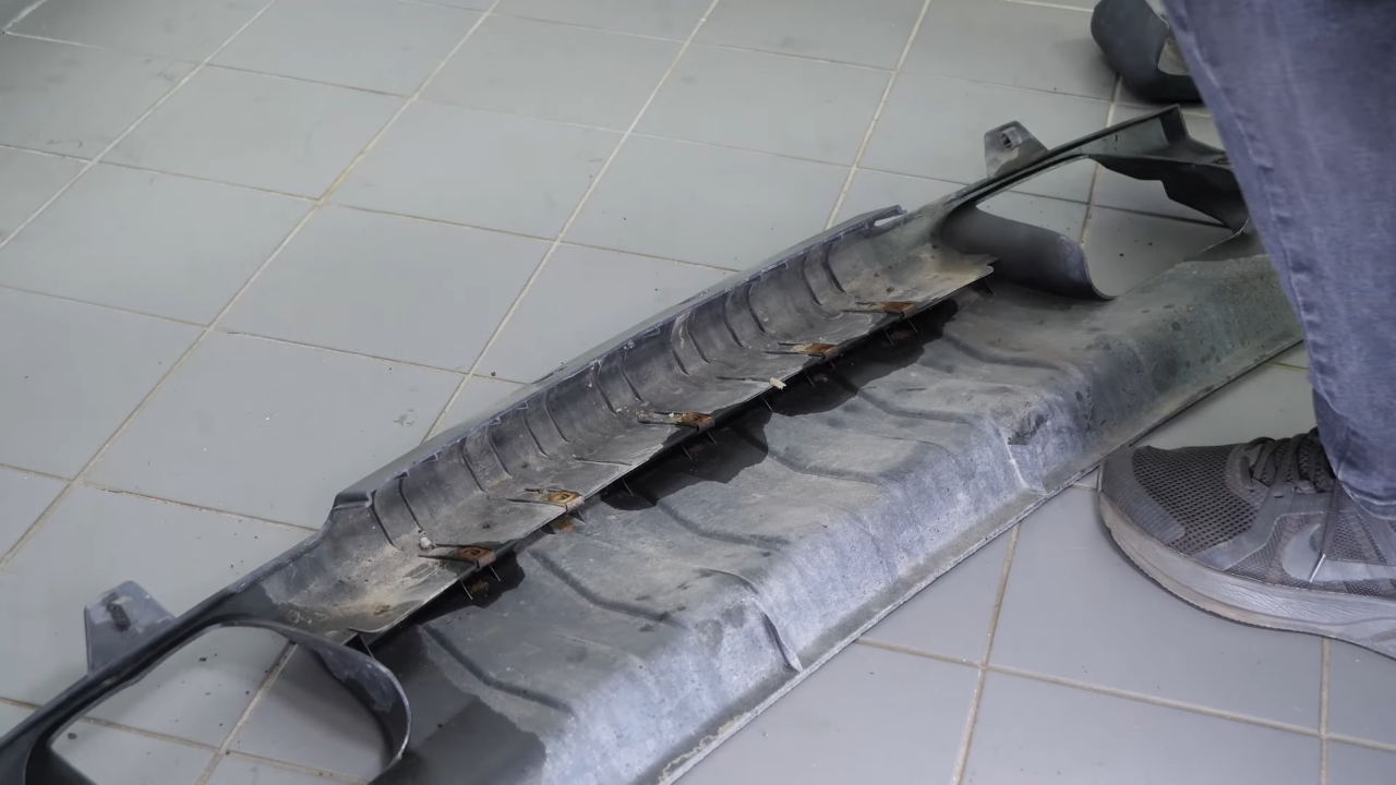 Remove the plastic protections + licence plate holder + lower cover valance
