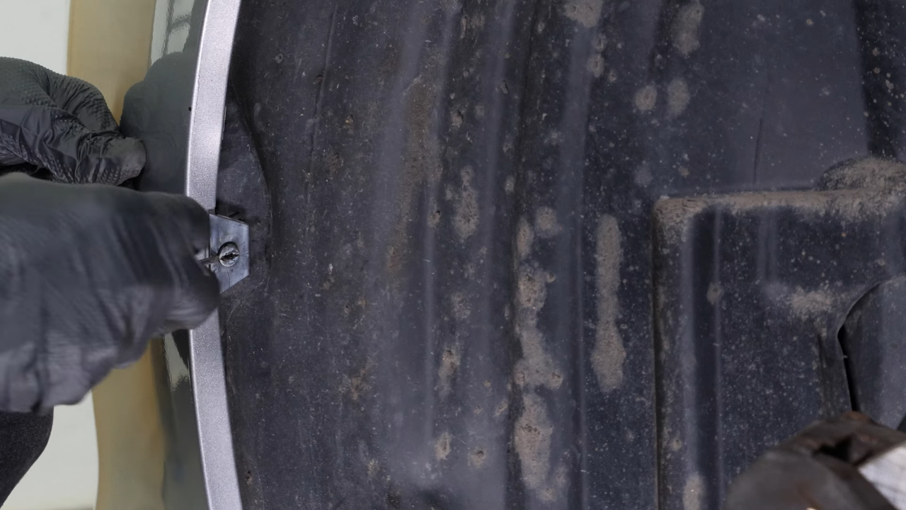 Unscrew the bottom screws from the wheel arch