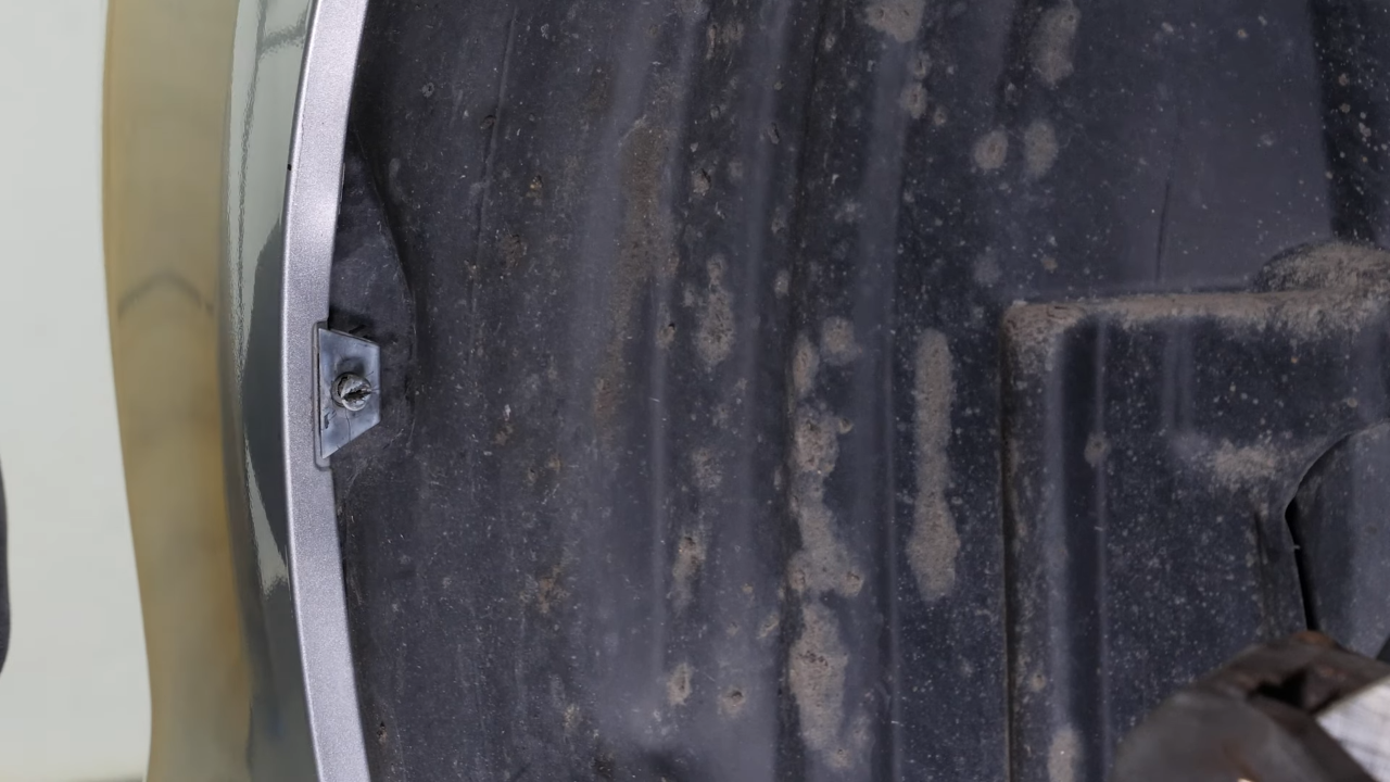 Unscrew the bottom screws from the wheel arch