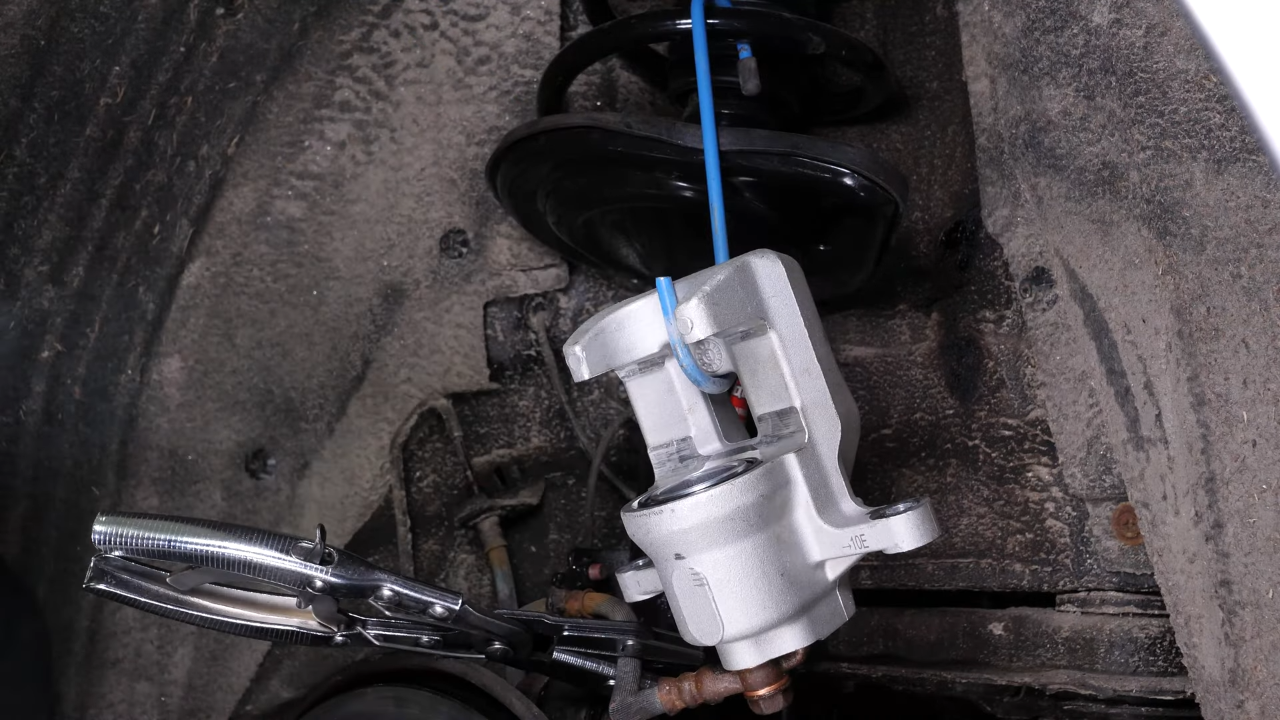 Screw the brake hose back + Tightening