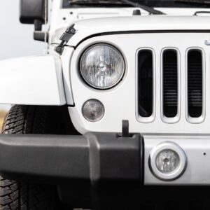 front portion of a white jeep wrangler