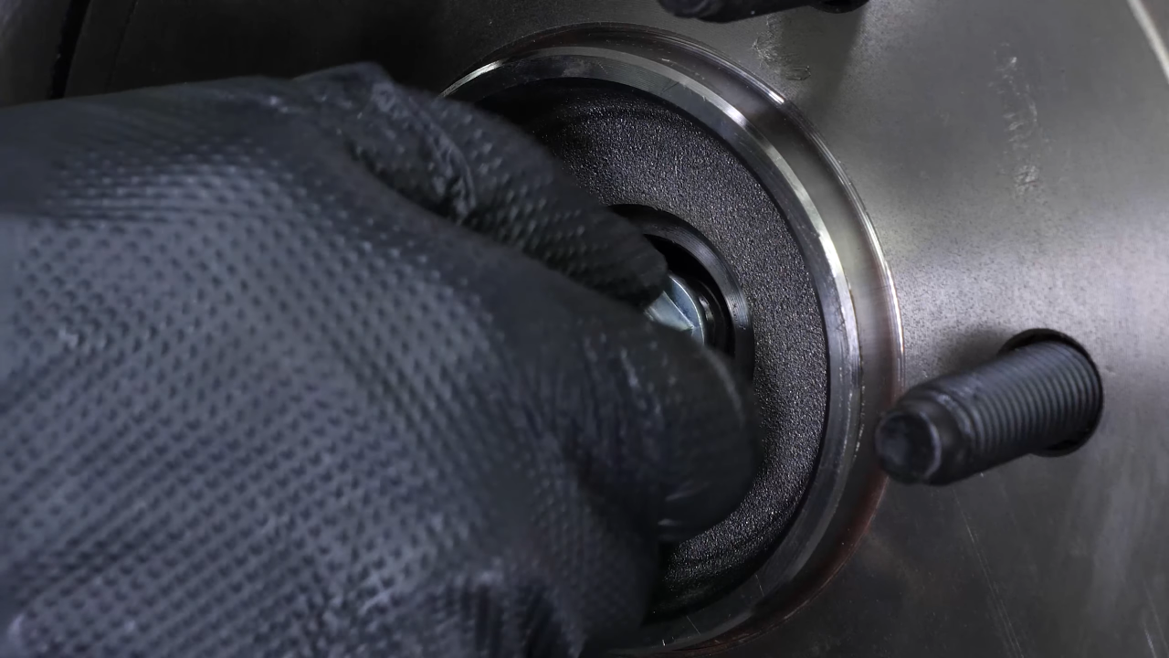 Screw the wheel hub back