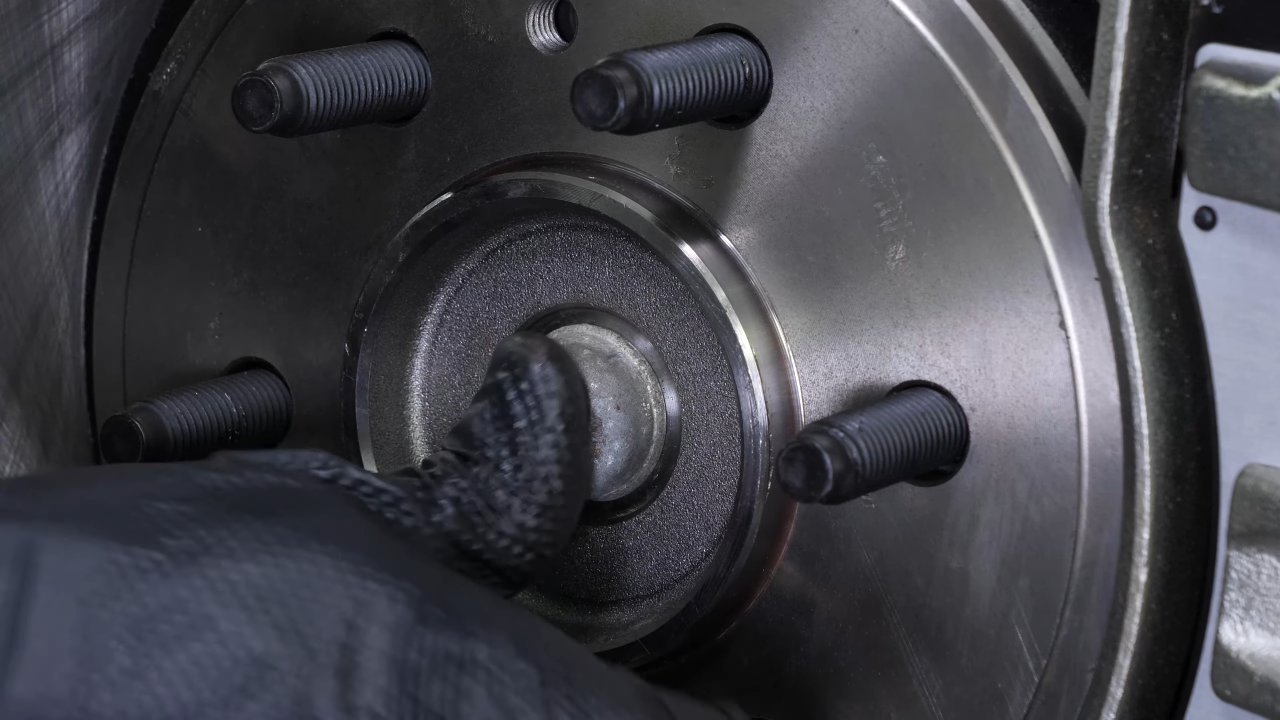 Screw the wheel hub back