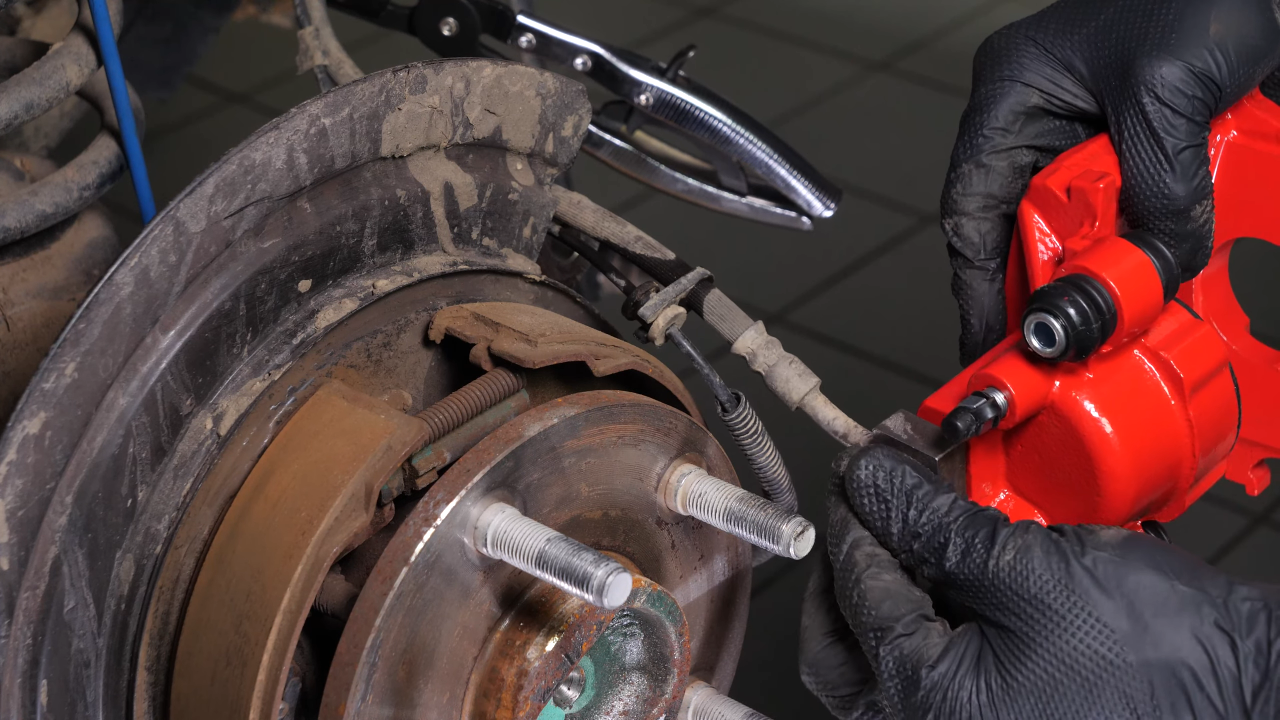 Screw the brake hose back + Tightening