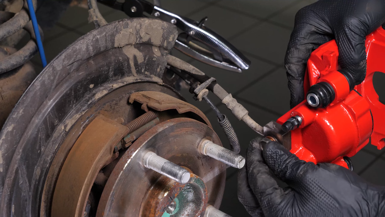 Screw the brake hose back + Tightening