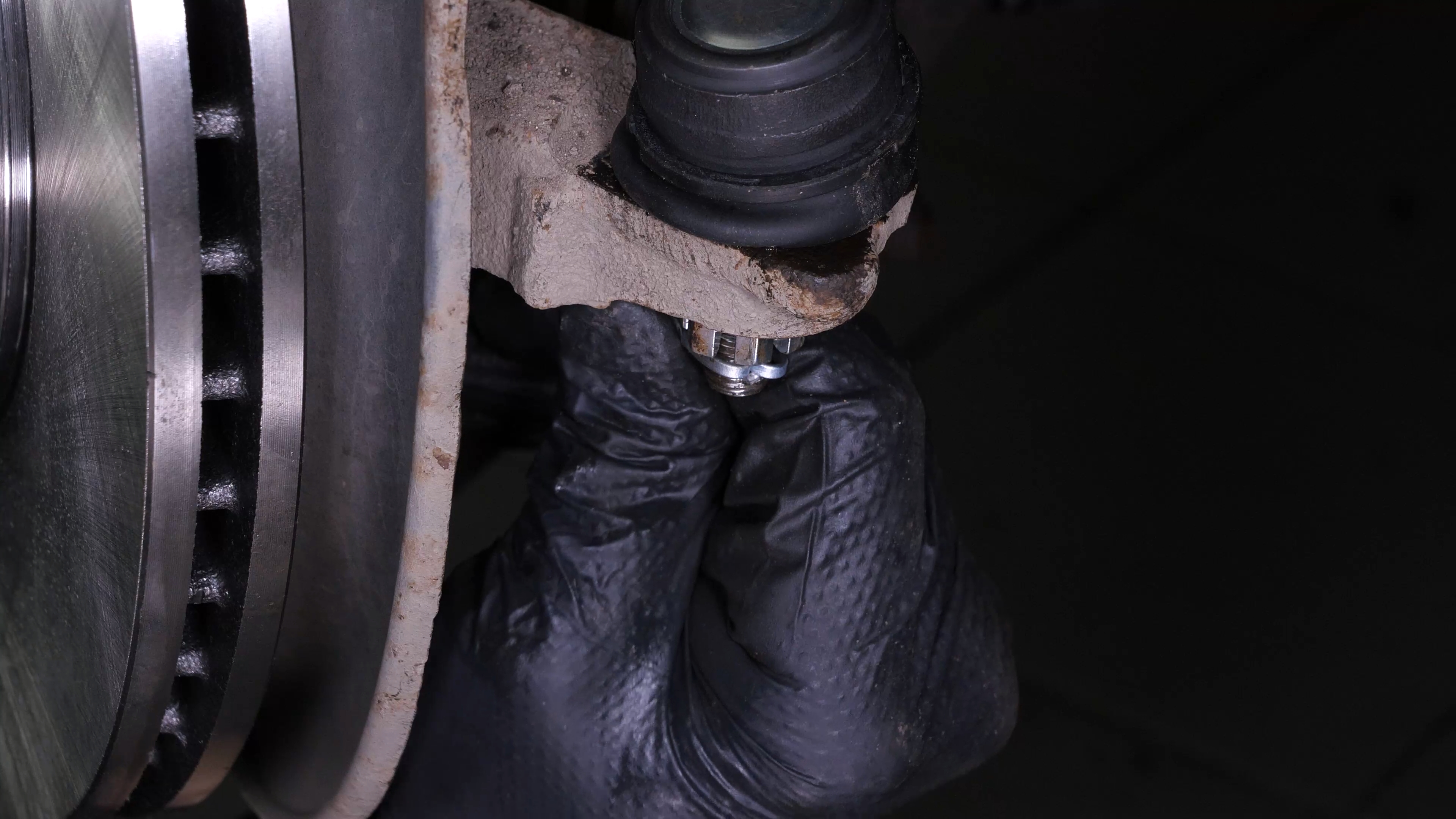 Finalise the tightening of the locknut
