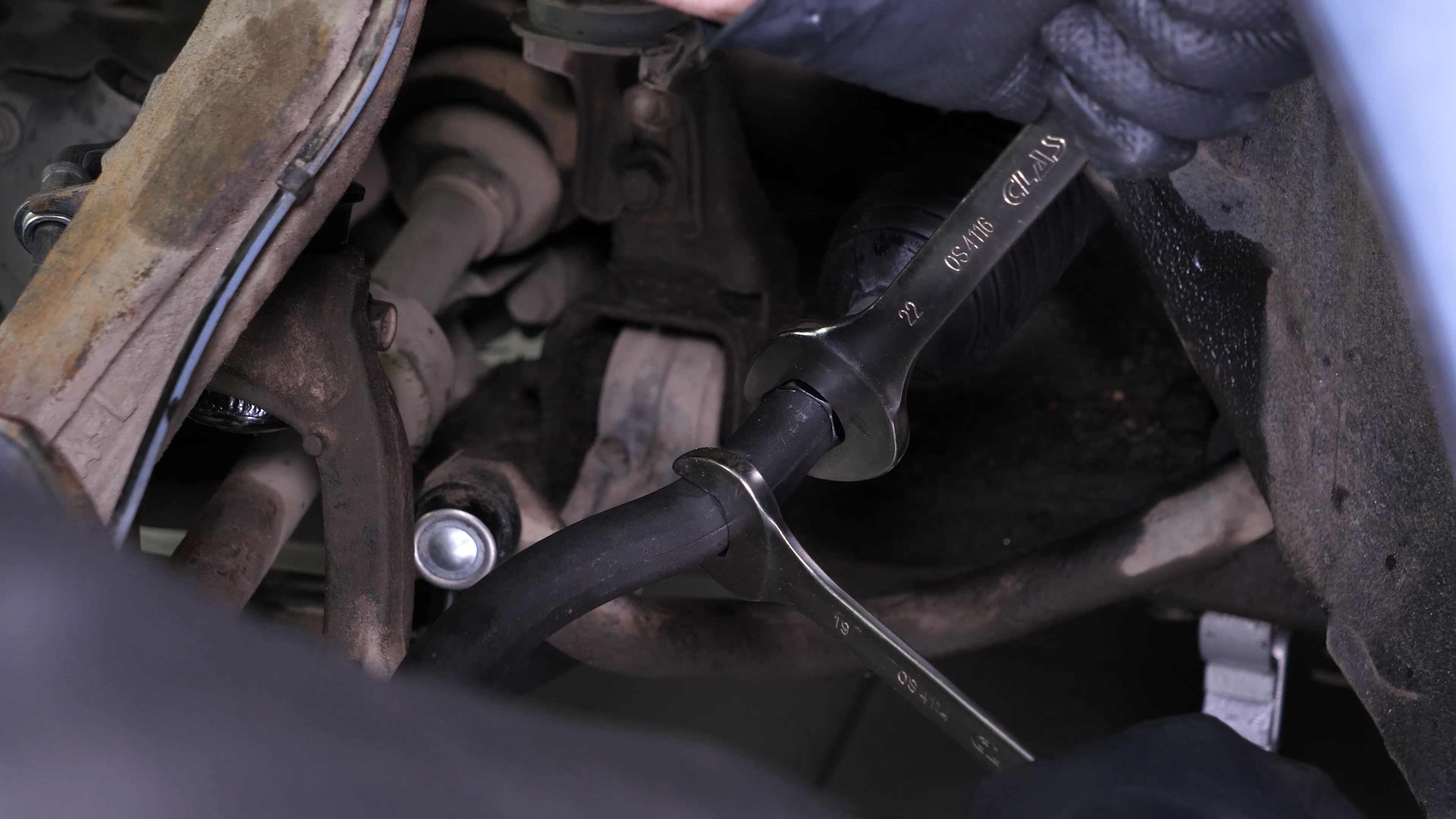 Finalise the tightening of the locknut