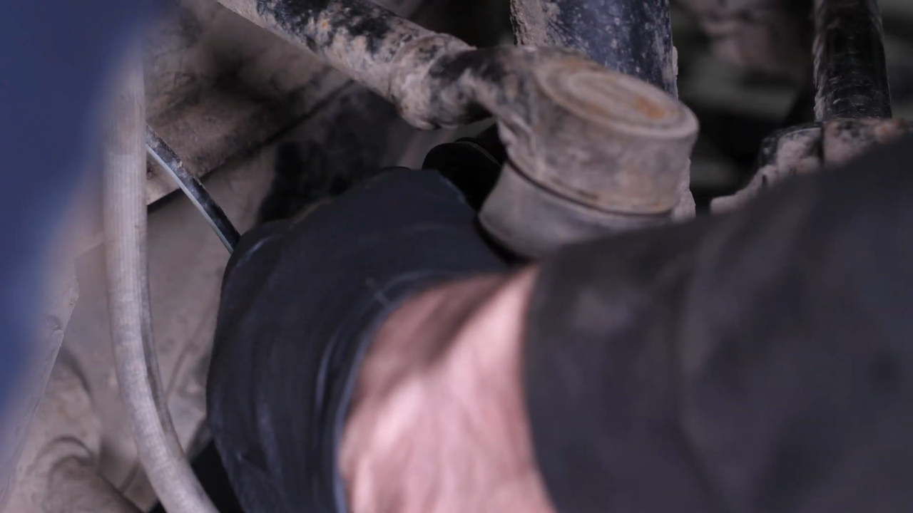Remove the sway bar end link