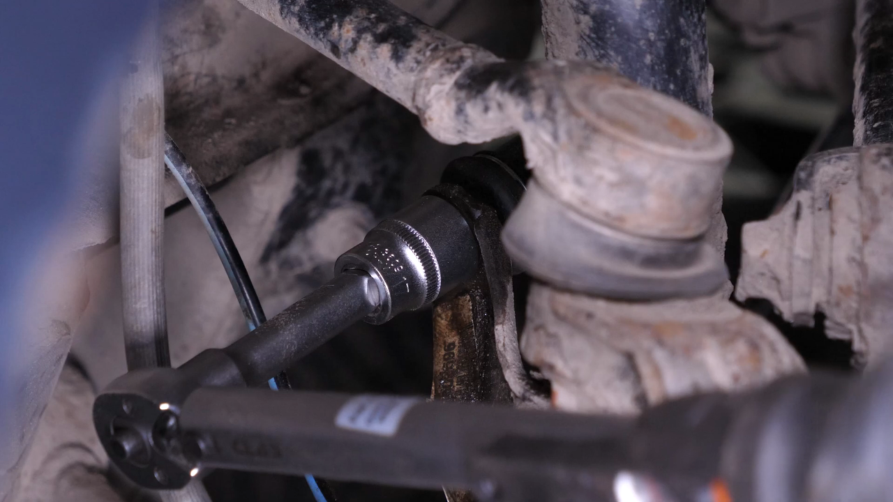 Install the sway bar end link