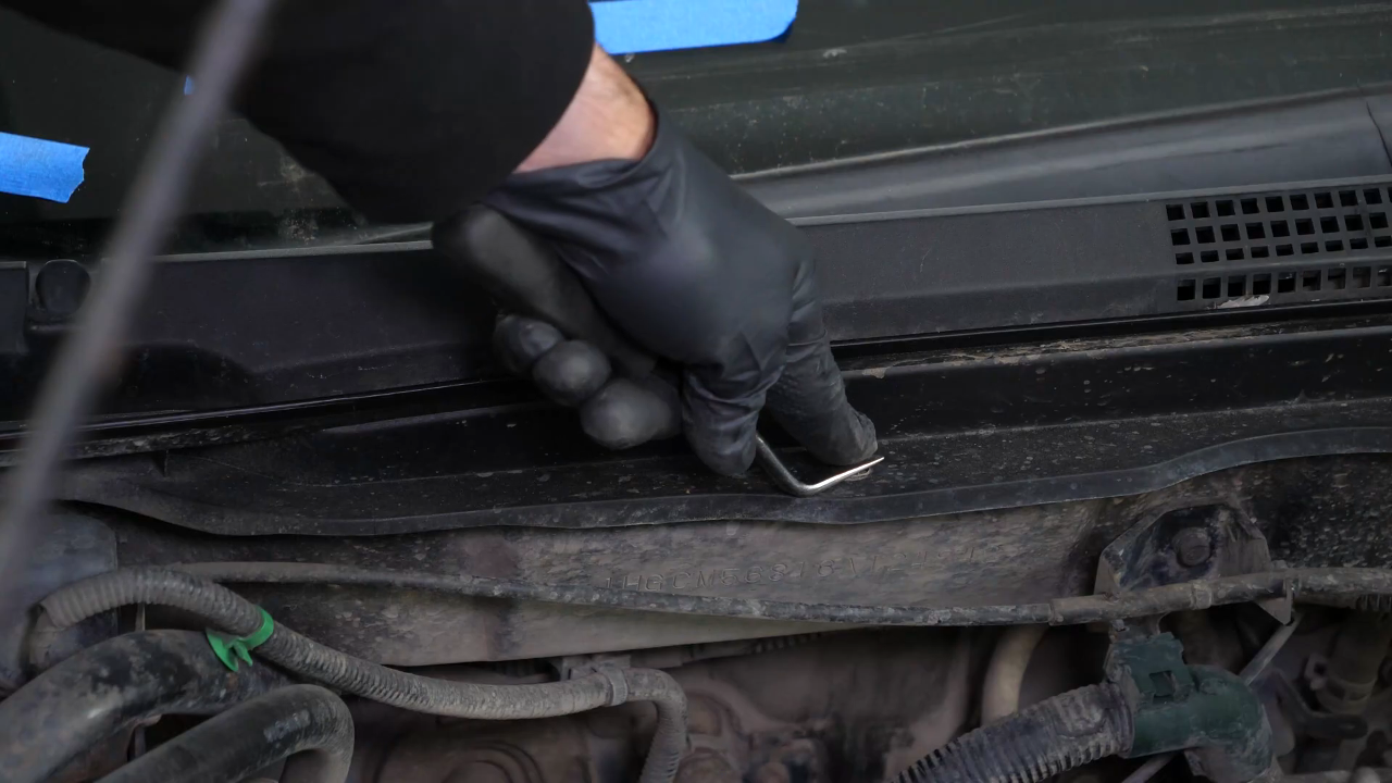Disconnect the washer pump fluid hose.