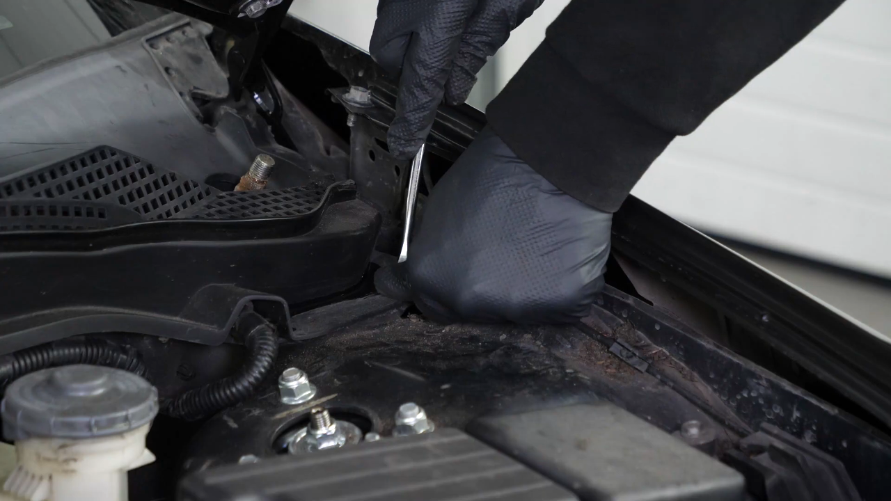 Disconnect the washer pump fluid hose.