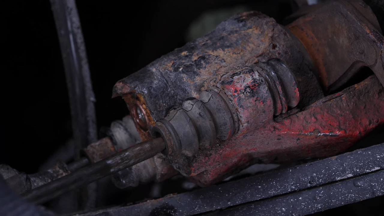 Remove the lower slide pin and the stop rubber balancer