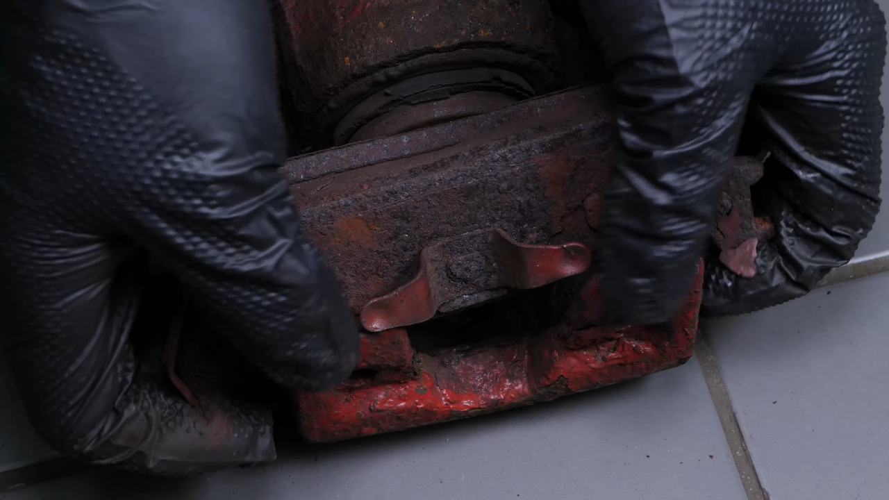 Remove the lower slide pin and the stop rubber balancer