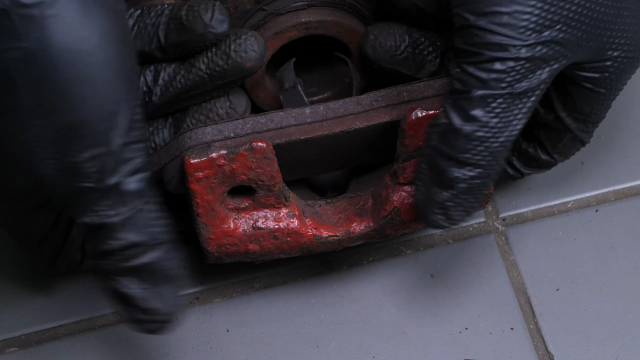 Remove the lower slide pin and the stop rubber balancer