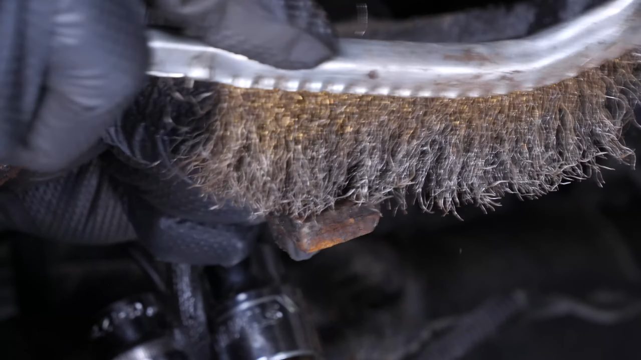 Remove the lower slide pin and the stop rubber balancer
