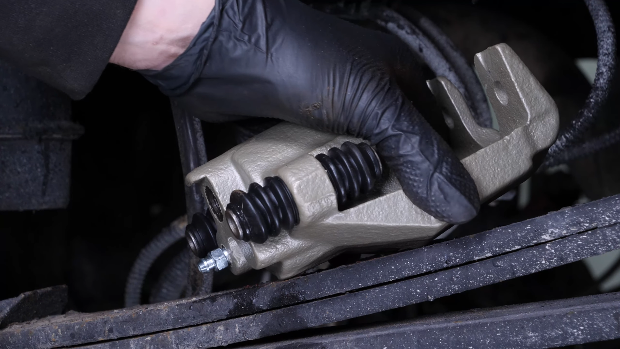 Screw the brake hose back + Tightening