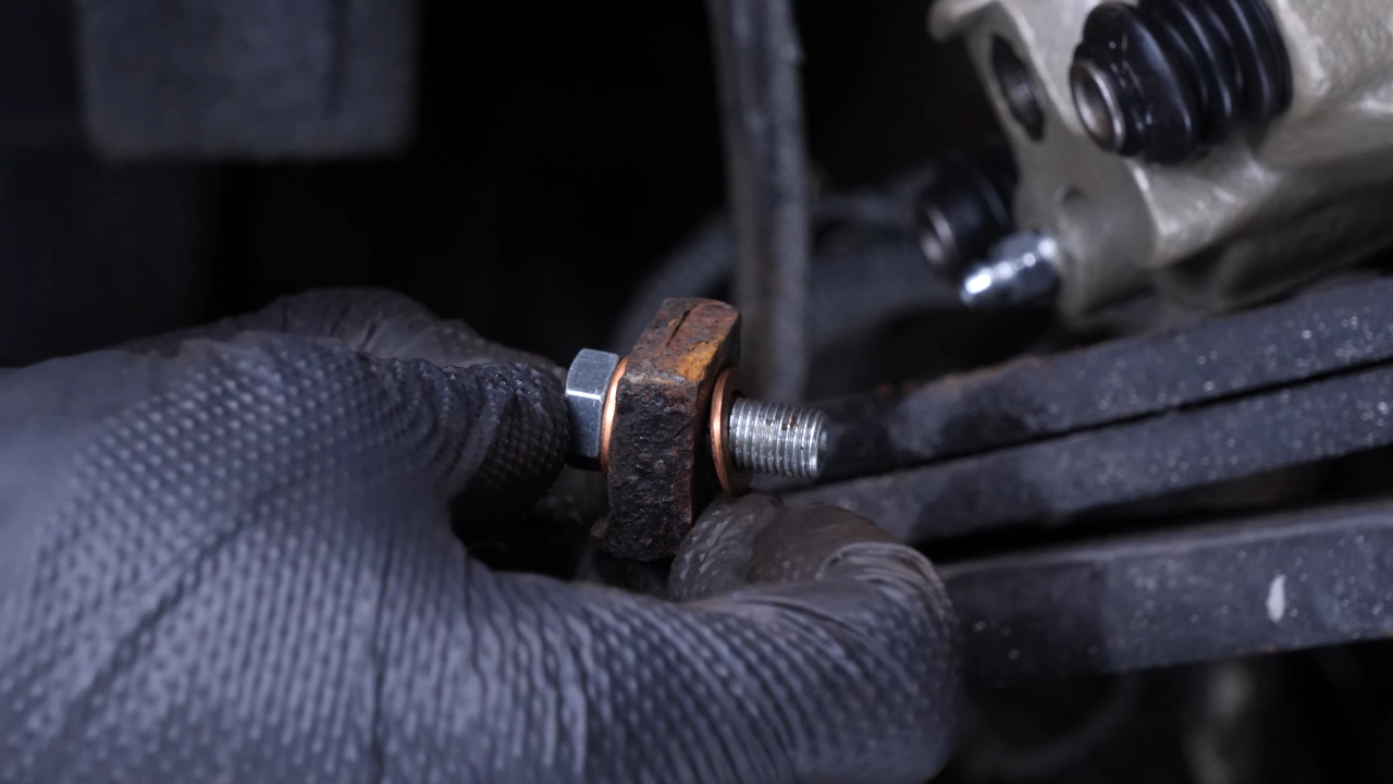 Screw the brake hose back + Tightening