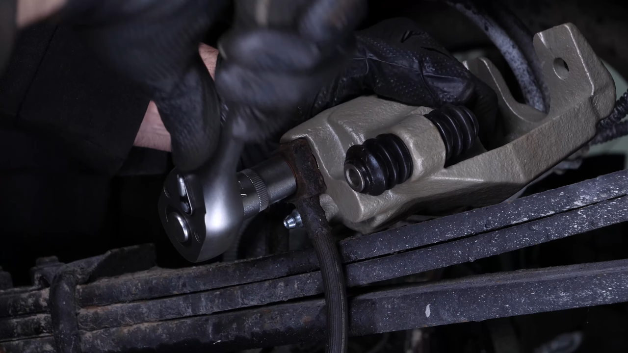 Screw the brake hose back + Tightening