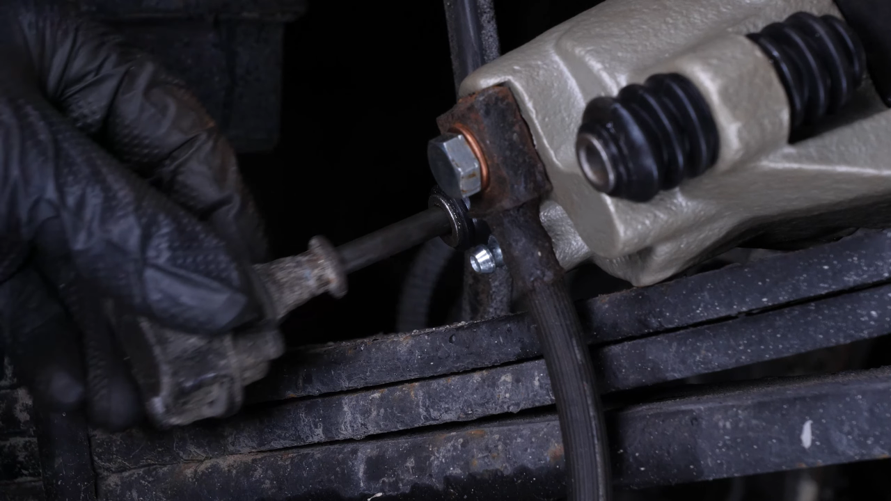 Put the lower slide pin and the stop rubber balancer back + Tightening