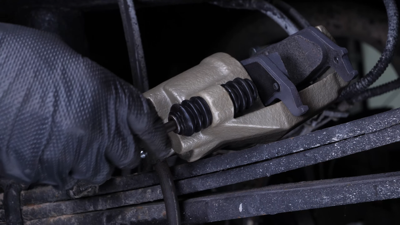 Put the lower slide pin and the stop rubber balancer back + Tightening