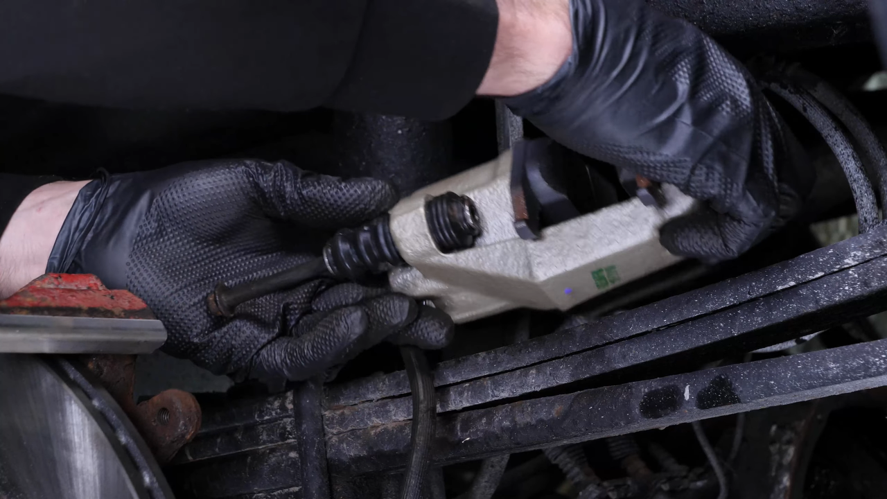 Put the lower slide pin and the stop rubber balancer back + Tightening