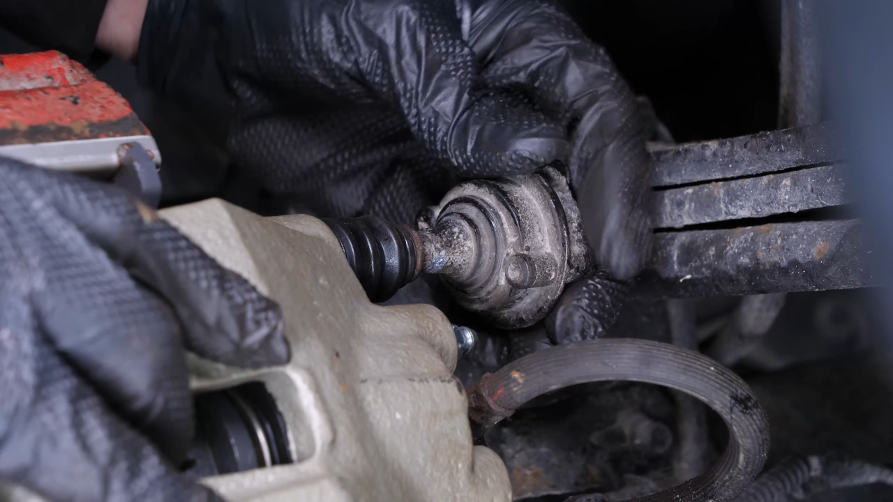 Put the lower slide pin and the stop rubber balancer back + Tightening