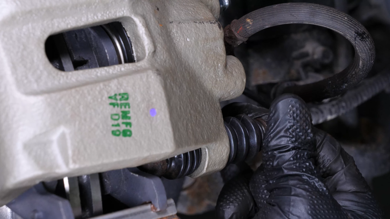 Put the lower slide pin and the stop rubber balancer back + Tightening