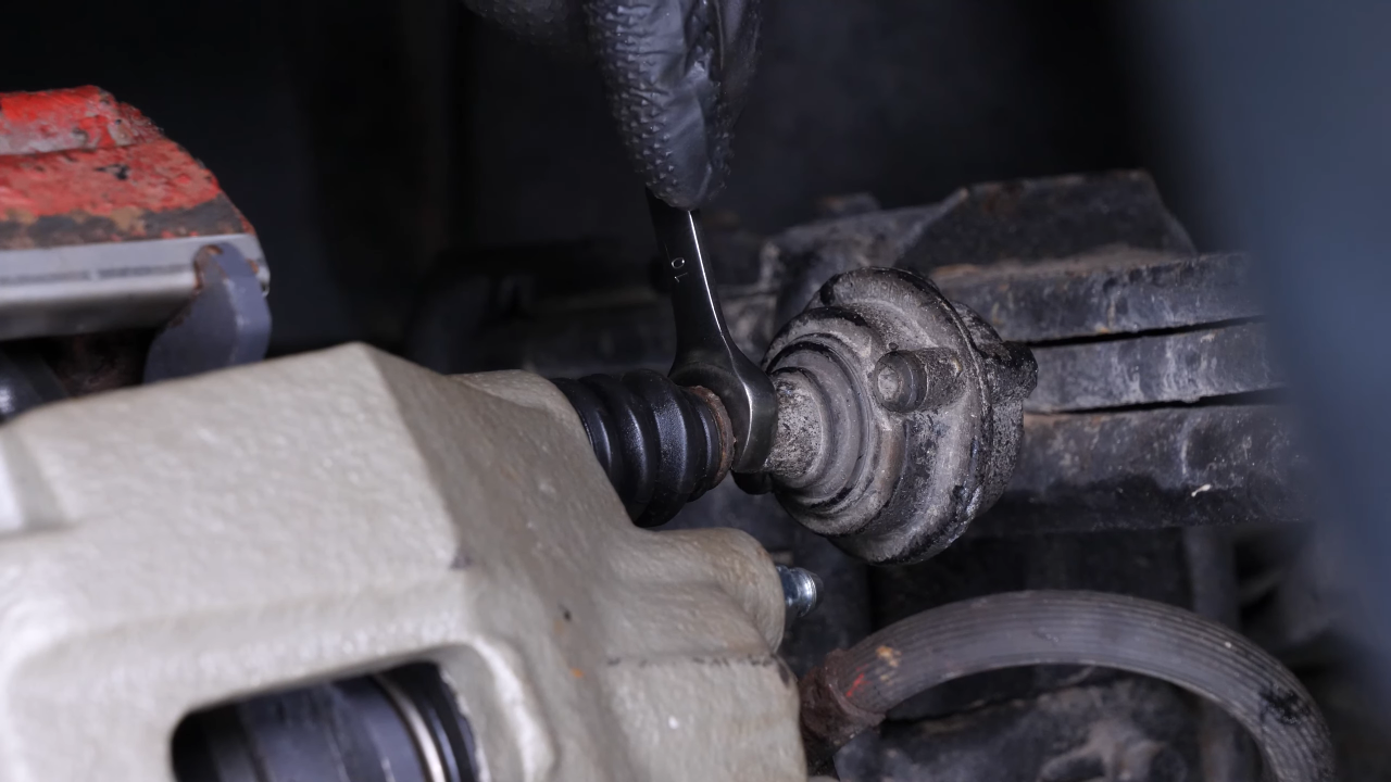 Put the lower slide pin and the stop rubber balancer back + Tightening