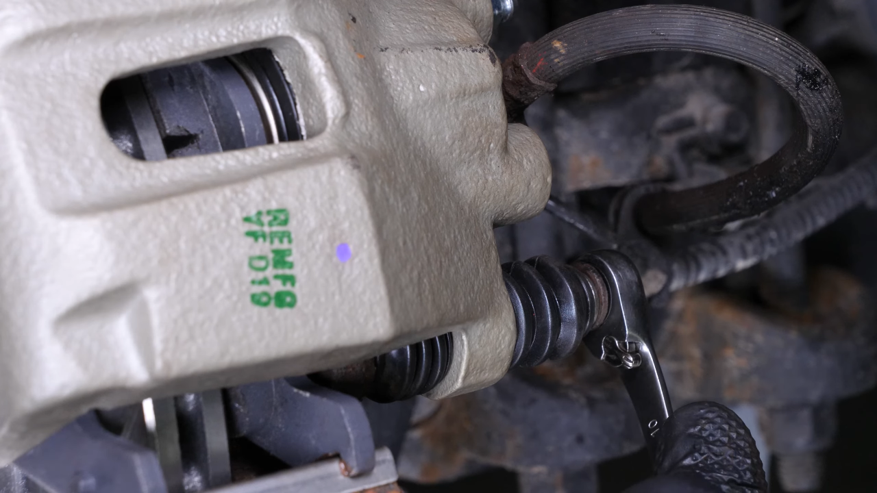 Put the lower slide pin and the stop rubber balancer back + Tightening